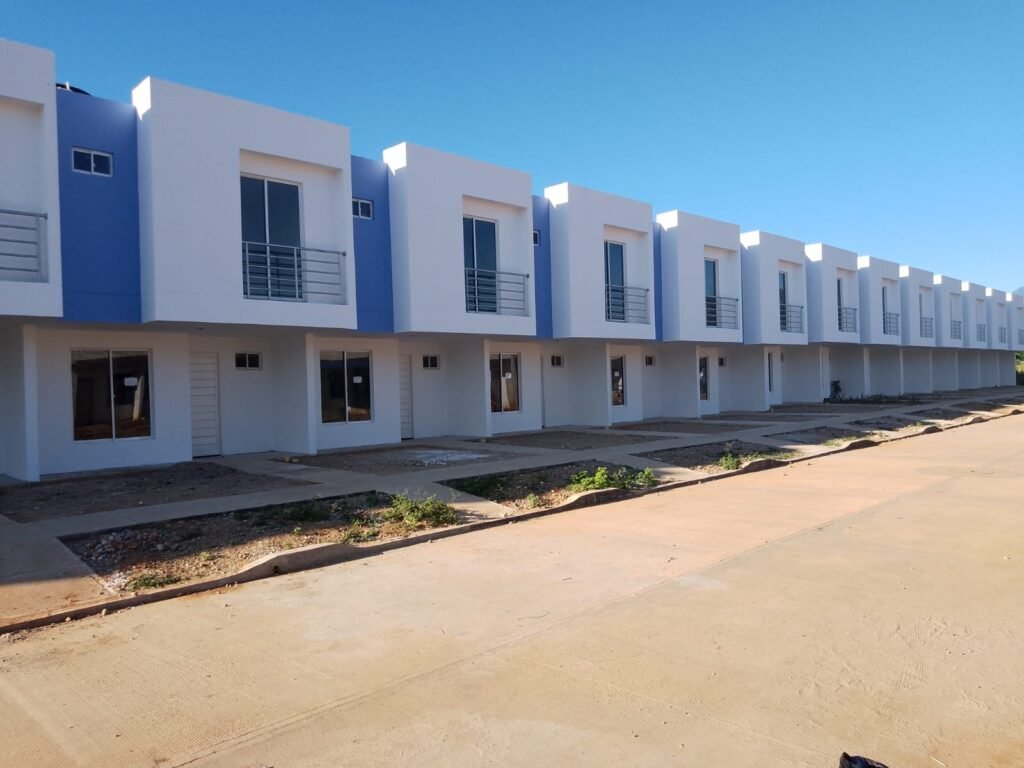 Fotos de la fachada y sala del proyecto Tayrona Club.